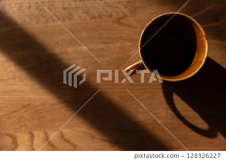 桌上咖啡杯的頂部視圖 128326227