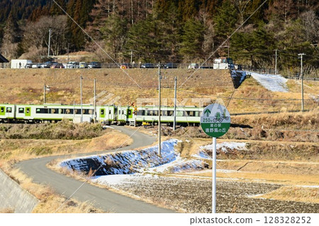 從遠野的稻田裡眺望道場站遠野風之丘和釜石線 128328252