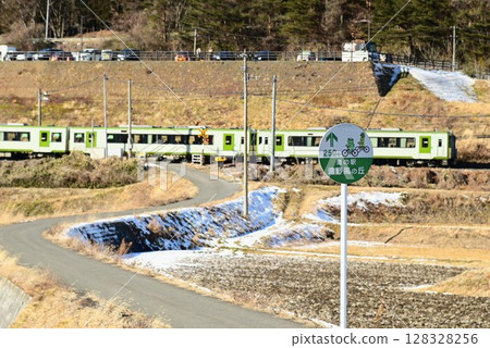 從遠野的稻田裡眺望道場站遠野風之丘和釜石線 128328256