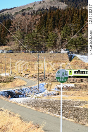 從遠野的稻田裡眺望道場站遠野風之丘和釜石線 128328257