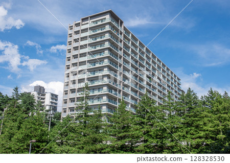 高層公寓大樓和清爽的藍天 128328530