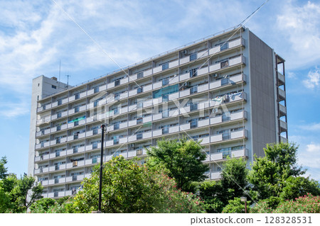 高層公寓大樓和清爽的藍天 128328531