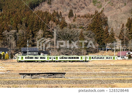 從路邊站「遠野風之丘」附近的稻田裡看到的釜石線 128328646
