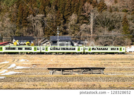 從路邊站「遠野風之丘」附近的稻田裡看到的釜石線 128328652