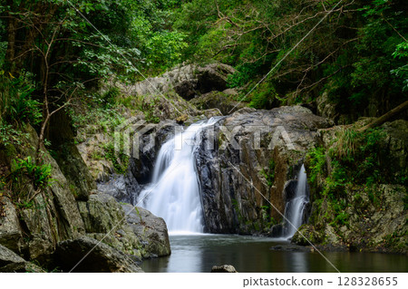 Along the Crystal Cascades near Cairns in Far North Queensland, locals and tourists enjoy swimming, hiking, picnicking, and exploring lush rainforest and freshwater streams. 128328655