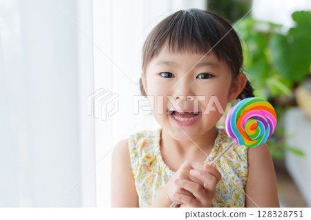 孩子吃糖果 128328751