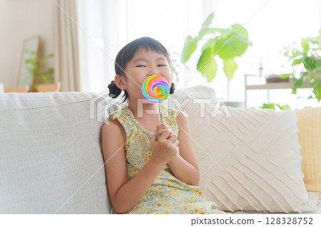 孩子吃糖果 孩子吃糖果 128328752
