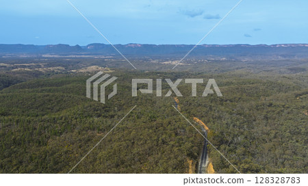 A road running through Capertee Valley in the Central Tablelands 128328783