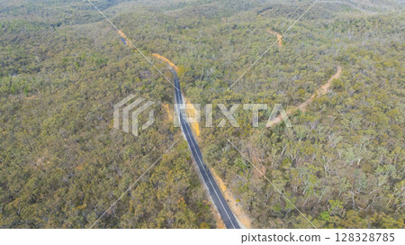 A road running through Capertee Valley in the Central Tablelands 128328785