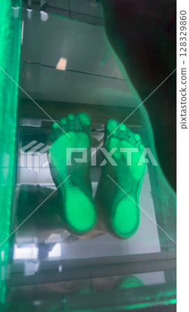 Exploring Innovative Foot Wellness Technologies: Illuminated Footprint Display for Health Assessments and Therapy in a Modern Clinical Setting 128329860