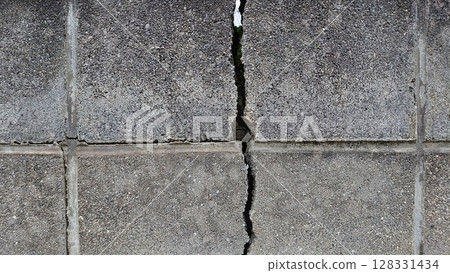 Cracks in block walls 128331434