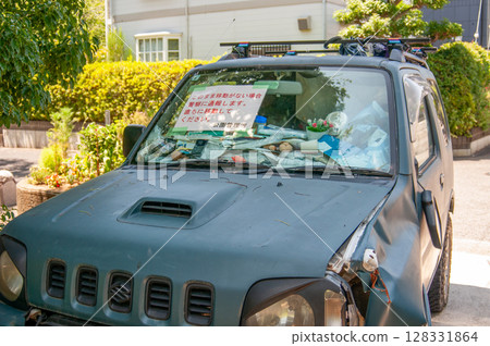 公園停車場裡的廢棄車輛非常令人討厭 128331864