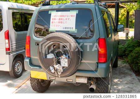 公園停車場裡的廢棄車輛非常令人討厭 128331865