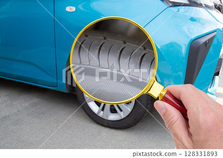 汽車輪胎上的打滑標誌的特寫 汽車輪胎上的打滑標誌的特寫 128331893
