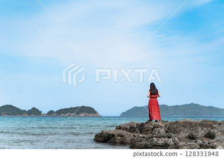 女人凝視著藍色的大海 8 128331948