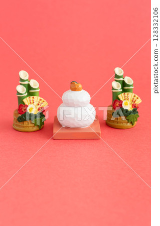 New Year's Kagami mochi and Kadomatsu New Year's card material 128332106