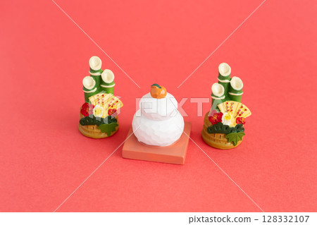 新年的鏡餅和門松新年賀卡材料 128332107