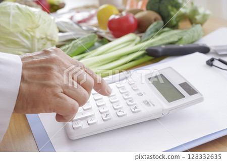 Calculating nutritional value while looking at food 128332635