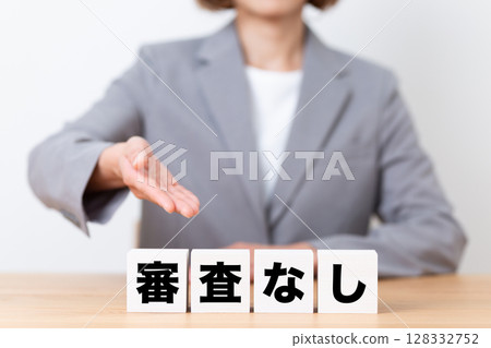 一位身穿西裝、頭戴免檢帽的中年女商界女士 128332752