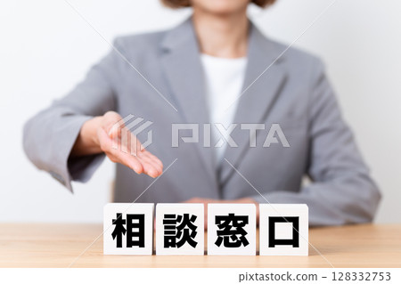 一位身穿西裝、擺著諮詢桌的中年商務女士 128332753