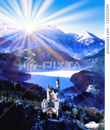 Spectacular view of Neuschwanstein Castle in the dead of winter 128332844