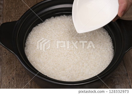 The process of cooking rice with Japanese pepper The process of cooking rice with Japanese pepper 128332973