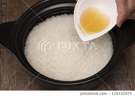The process of cooking rice with Japanese pepper 128332974