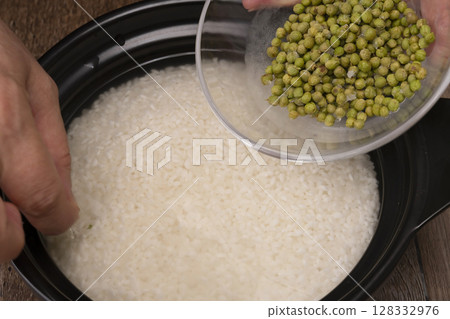 The process of cooking rice with Japanese pepper 128332976