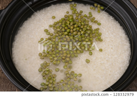 The process of cooking rice with Japanese pepper The process of cooking rice with Japanese pepper 128332979