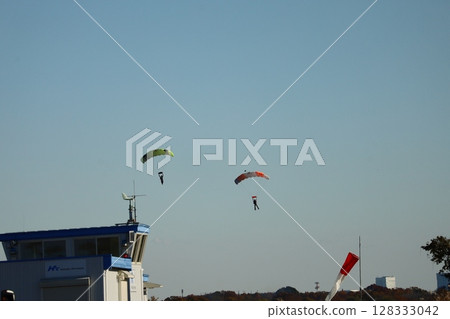 (Saitama, Okegawa Airport) Skydivers flying in the sky (Saitama, Okegawa Airport) Skydivers flying in the sky 128333042