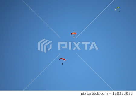 (Saitama, Okegawa Airport) Skydivers flying in the sky (Saitama, Okegawa Airport) Skydivers flying in the sky 128333053