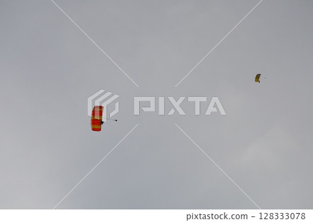 (Saitama, Okegawa Airport) Skydivers flying in the sky (Saitama, Okegawa Airport) Skydivers flying in the sky 128333078