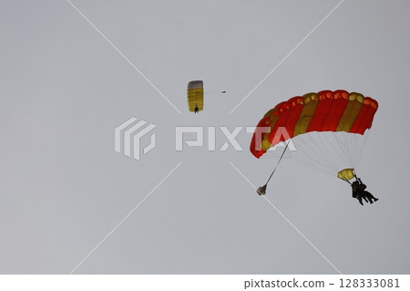 (埼玉縣桶川機場)高空跳傘者 (埼玉縣桶川機場)高空跳傘者 128333081