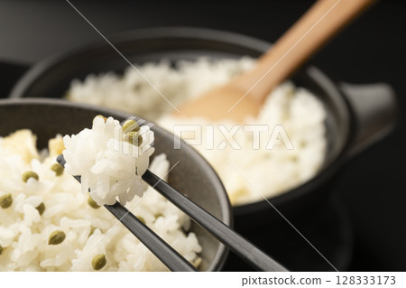 Pick up steaming rice cooked with Japanese pepper with chopsticks 128333173
