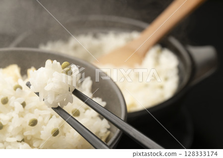 Pick up steaming rice cooked with Japanese pepper with chopsticks Pick up steaming rice cooked with Japanese pepper with chopsticks 128333174