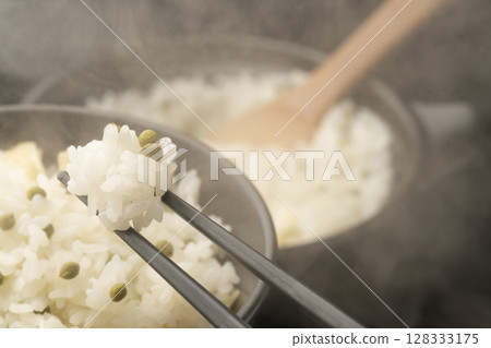 Pick up steaming rice cooked with Japanese pepper with chopsticks 128333175