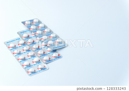 白色背景上的藥片 白色背景上的藥片 128333243