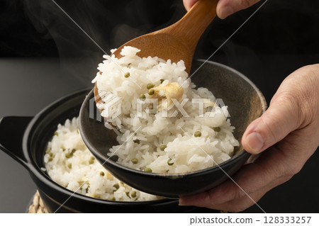 將熱氣騰騰的米飯與山椒混合，盛入飯碗中。 128333257