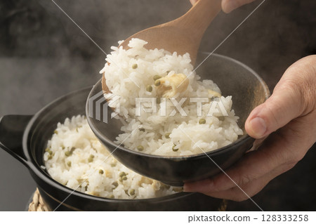 將熱氣騰騰的米飯與山椒混合，盛入飯碗中。 128333258