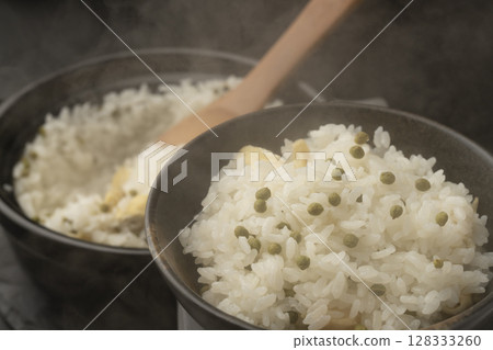 Mix the steaming cooked rice with sansho pepper and serve in a rice bowl. Mix the steaming cooked rice with sansho pepper and serve in a rice bowl. 128333260