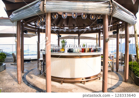 海邊咖啡酒吧內 海邊咖啡酒吧內 128333640
