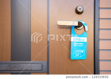 門牌告知顧客包裹將留在門口 128333650