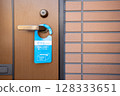 Door sign to inform customers that parcels will be left at their door 128333651