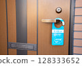 Door sign to inform customers that parcels will be left at their door 128333652