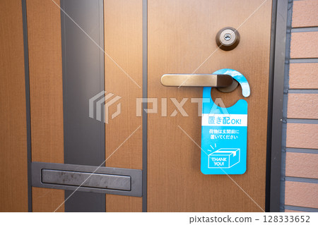 Door sign to inform customers that parcels will be left at their door 128333652