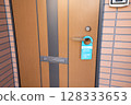 Door sign to inform customers that parcels will be left at their door 128333653