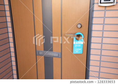 Door sign to inform customers that parcels will be left at their door 128333653