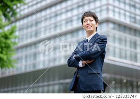 商人交叉雙臂抬頭 商人交叉雙臂抬頭 128333747