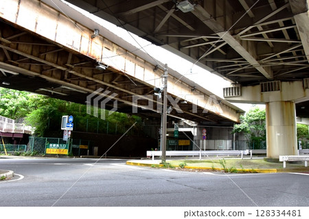 Yokohama City - Entrance to the expressway (Daisan Keihin/Yokohama Shindo) on Shin-Yokohama Street 128334481