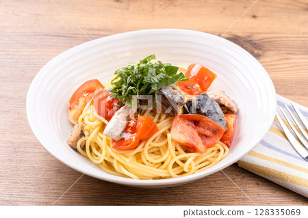 Pasta with tomatoes and canned mackerel 128335069